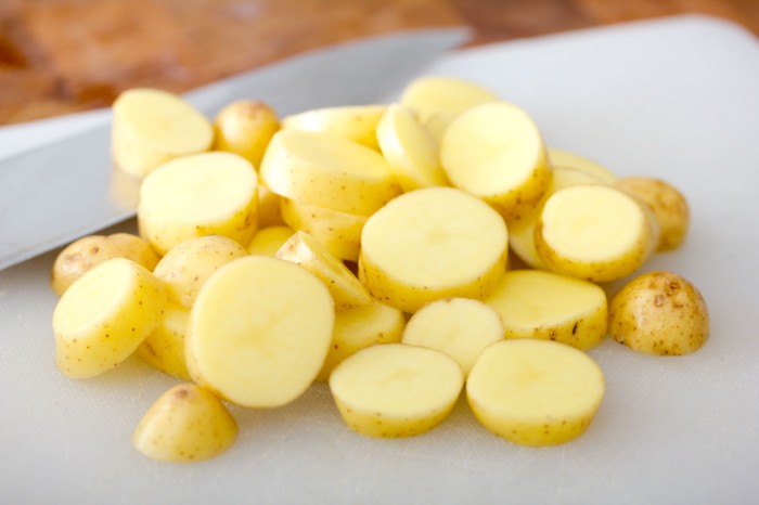 Kartofler skæres ud i 4 mm tykke skiver