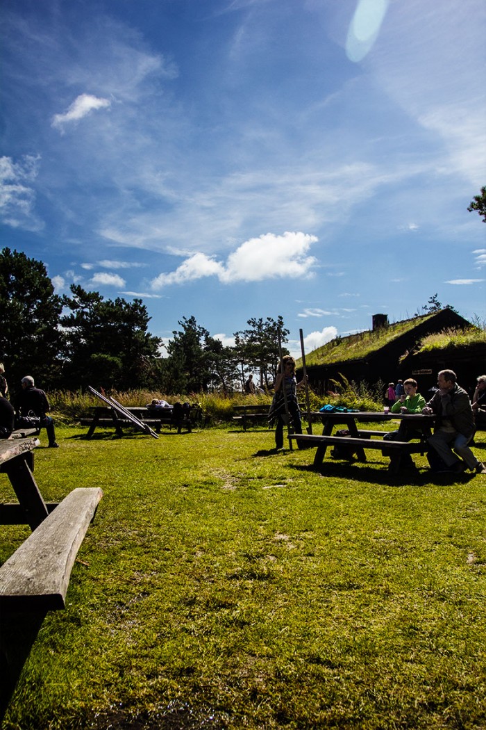 Der er en god åben stemning på Læsø Saltcenter med legeplads, pandekage bod og mange borde til fri afbenyttelse